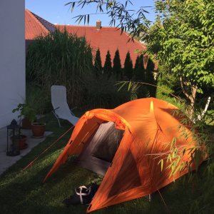 Der mögliche Zeltplatz im Garten.